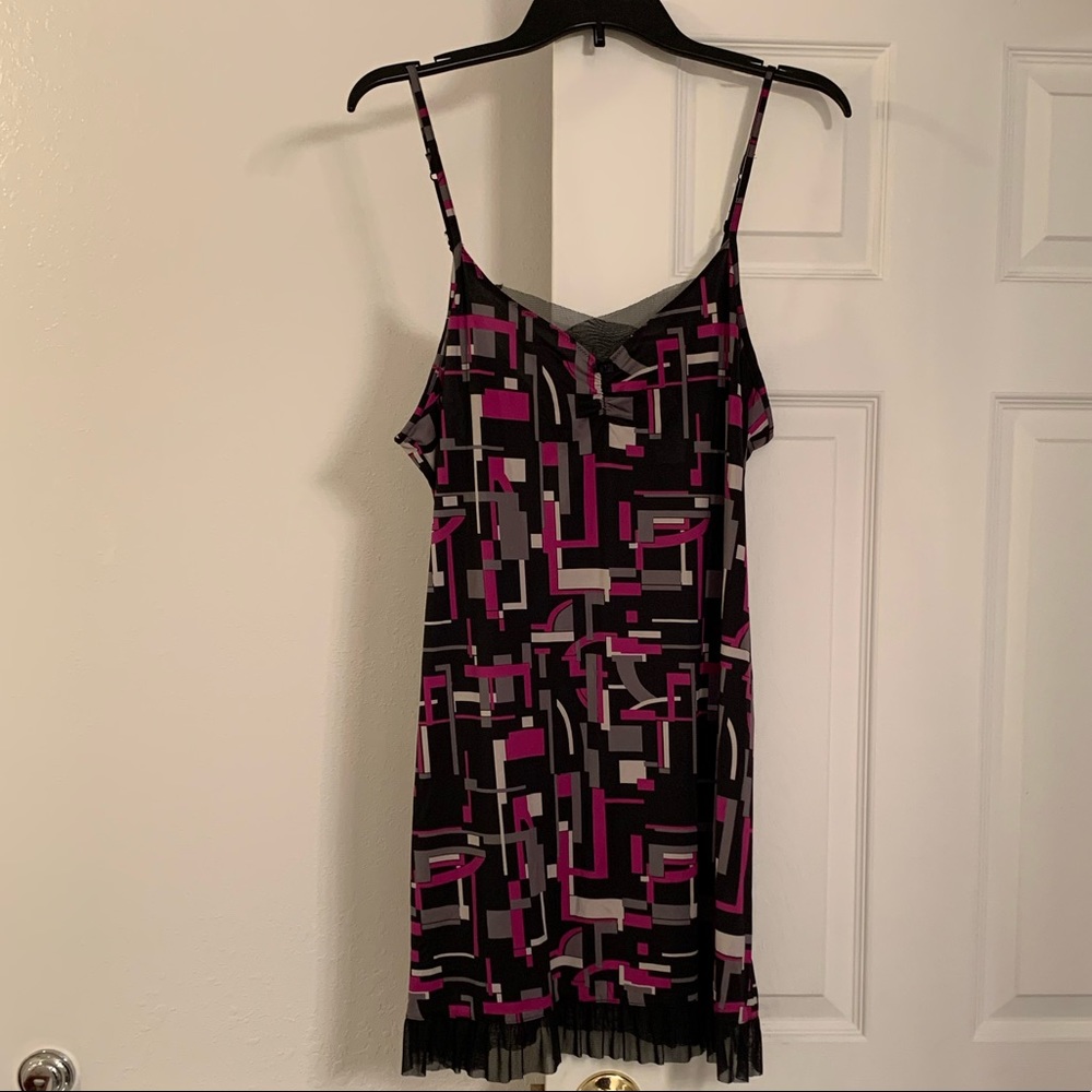 "apt 9"
Black, Grey & Fushia Geometric Chemise
Size L
Like New
